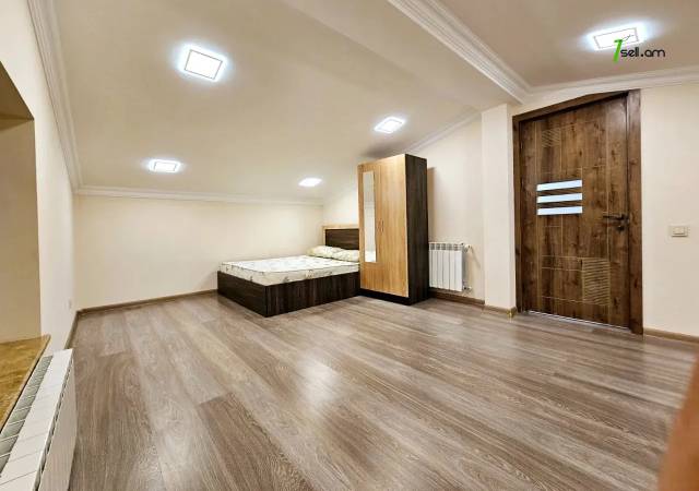 Երեք հարկանի քարե տուն Նոր Արեշի 2րդ փողոցում Էրեբունիում, 450 ք.մ., 3+ սանհանգույց