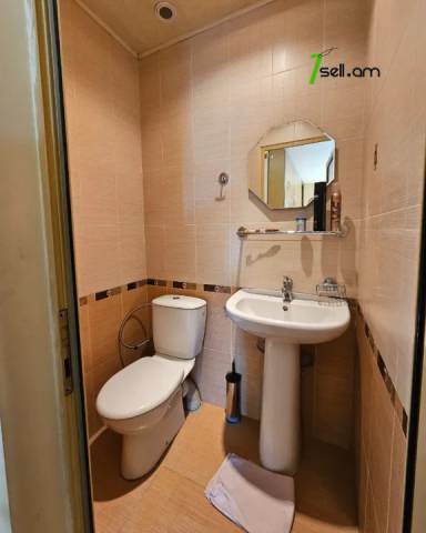 Երկու հարկանի քարե տուն Չարենցի փողոցում կենտրոնում, 740 ք.մ., 3+ սանհանգույց, կապիտալ վերանորոգված