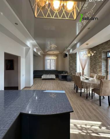 Երկու հարկանի տուն Հատիսի փողոցում Աբովյանում, 210 ք.մ., 3+ սանհանգույց, եվրովերանորոգված