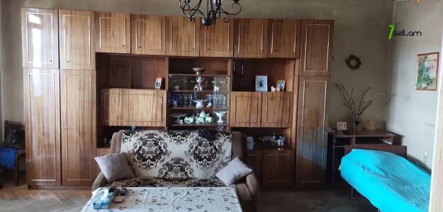 2 սենյականոց բնակարան Այգեձորի փողոցում, 73 ք.մ., 2 սանհանգույց, նախավերջին հարկ, քարե շենք