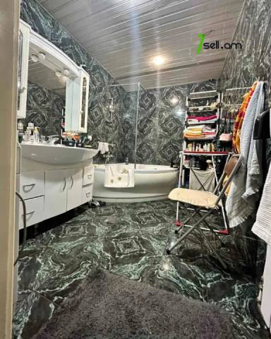 3 սենյականոց բնակարան Տերյան փողոցում, 140 ք.մ., բարձր առաստաղներ, 2/4 հարկ, քարե շենք