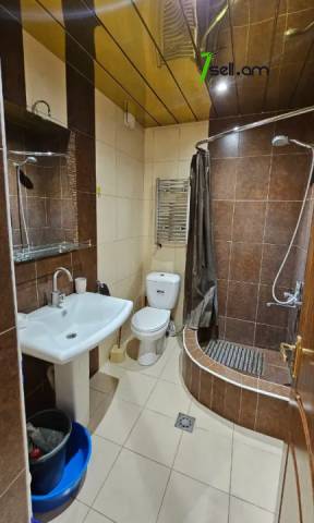 3 սենյականոց բնակարան Սունդուկյան փողոցում, 100 քմ, նախավերջին հարկ, կապիտալ վերանորոգված, քարե շենք