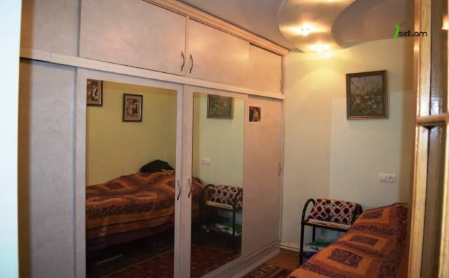 3 սենյականոց բնակարան, Գործարանային նրբանցք, 84 քմ, 2/5 հարկ, կապիտալ վերանորոգված, քարե շենք