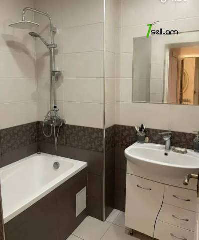 3 սենյականոց բնակարան Կոմիտասի պողոտայում, 95 ք.մ., բարձր առաստաղներ, եվրովերանորոգված, քարե շենք