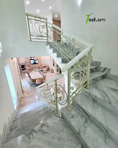 Երեք հարկանի քարե տուն, Նորք-Մարաշ վարչական շրջան Նորք Մարաշում, 660 ք.մ., 3+ սանհանգույց