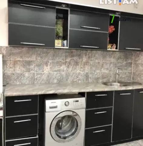 2 սենյականոց բնակարան Դրոյի փողոցում, 50 ք.մ., նախավերջին հարկ, կապիտալ վերանորոգված, քարե շենք