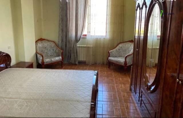 4 սենյականոց բնակարան Հակոբ Հակոբյան փողոցում, 115 քմ, 4/14 հարկ, մի քանի պատշգամբ, եվրովերանորոգված