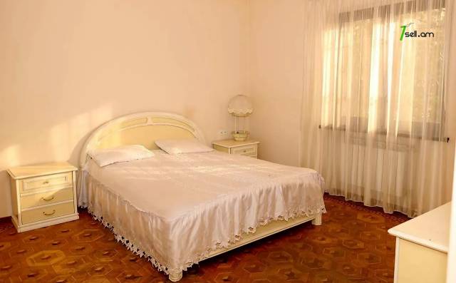 Երկու հարկանի քարե տուն Նոր-Արեշի 42 փողոցում Էրեբունիում, 700 ք.մ., 2 սանհանգույց