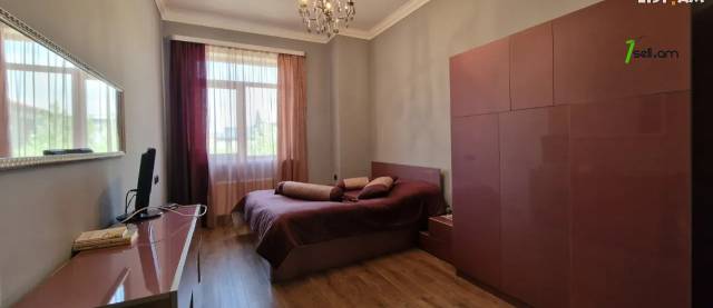 Երեք հարկանի քարե տուն Մելքումովի փողոցում Դավիթաշենում, 600 քմ, 3+ սանհանգույց, եվրովերանորոգված