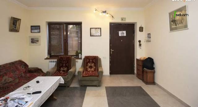 Չորս հարկանի քարե տուն Երզնկյան փողոցում Արաբկիրում, 350 ք.մ., 3+ սանհանգույց, կապիտալ վերանորոգված