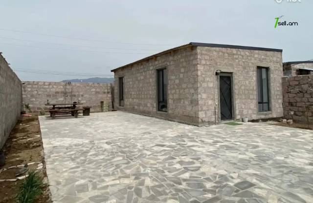 Մեկ հարկանի քարե տուն 16-րդ փողոցում Զովունիում, 60 քմ, կապիտալ վերանորոգված