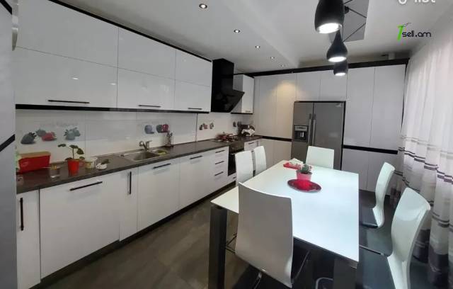 6 սենյականոց բնակարան Հանրապետության փողոցում, 230 ք.մ., նախավերջին հարկ, 3+ սանհանգույց