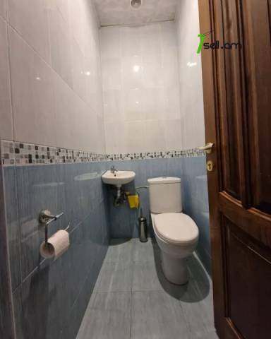 Երկու հարկանի քարե տուն, Եղվարդի խճուղի Զովունիում, 1000 ք.մ., 3+ սանհանգույց, եվրովերանորոգված