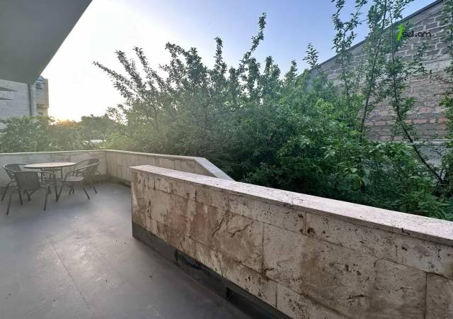 Երկու հարկանի քարե տուն Դավիթ Բեկի փողոցում Էրեբունիում, 250 քմ, 3+ սանհանգույց, եվրովերանորոգված