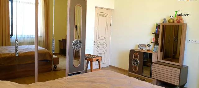 Երկու հարկանի քարե տուն Նվեր Սաֆարյան փողոցում Ավանում, 600 ք.մ., 3+ սանհանգույց