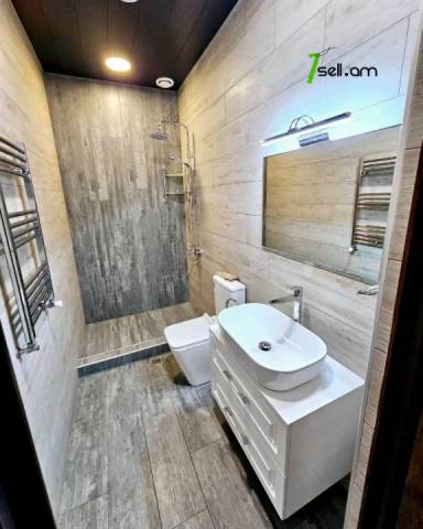 Երկու հարկանի քարե տուն Քաջազնունի փողոցում կենտրոնում, 750 քմ, 3+ սանհանգույց, կապիտալ վերանորոգված