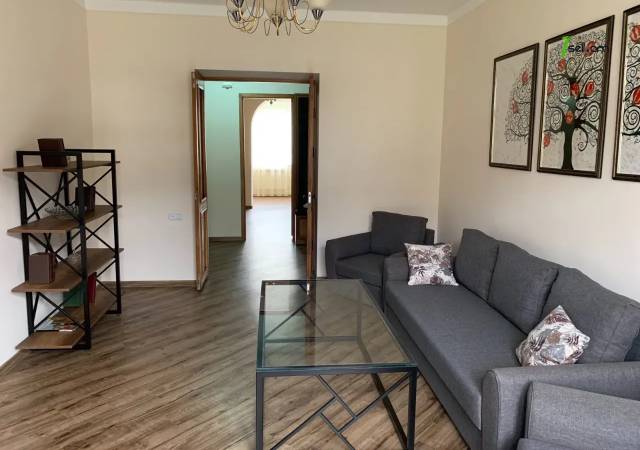 3 սենյականոց բնակարան Չարենցի փողոցում, 90 ք.մ., 3/5 հարկ, կապիտալ վերանորոգված, քարե շենք