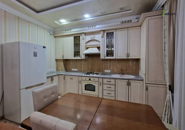 Երեք հարկանի քարե տուն Սարյանի փողոցում կենտրոնում, 230 ք.մ., 3+ սանհանգույց, կապիտալ վերանորոգված