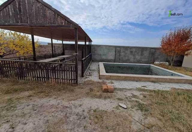 Մեկ հարկանի քարե տուն Ձորաղբյուրում, 1650 ք.մ., 2 սանհանգույց, կապիտալ վերանորոգված