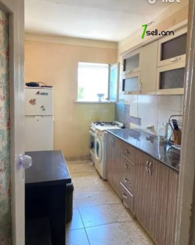 2 սենյականոց բնակարան Զաքարիա Սարկավագի փողոցում, 55 ք.մ., 3/5 հարկ, քարե շենք