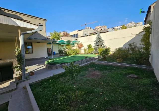 Երեք հարկանի քարե տուն Ազատության պողոտայում Արաբկիրում, 900 քմ, 3+ սանհանգույց