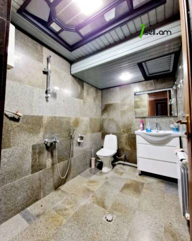 Երեք հարկանի տուն Օստրովսկու փողոցում կենտրոնում, 900 քմ, 3+ սանհանգույց, կապիտալ վերանորոգված