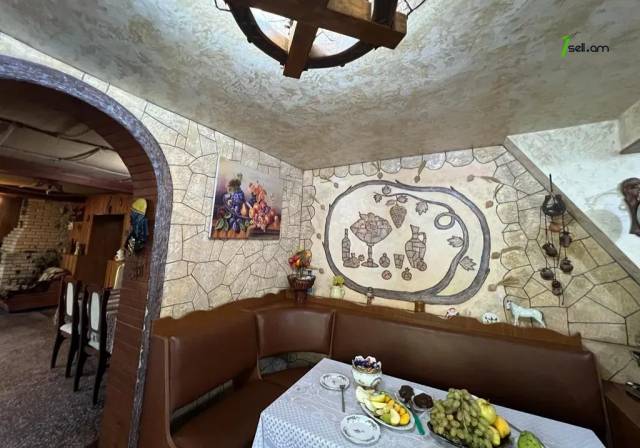 Երկու հարկանի քարե տուն Առափնյա փողոցում Եղվարդում, 207 ք.մ., 2 սանհանգույց