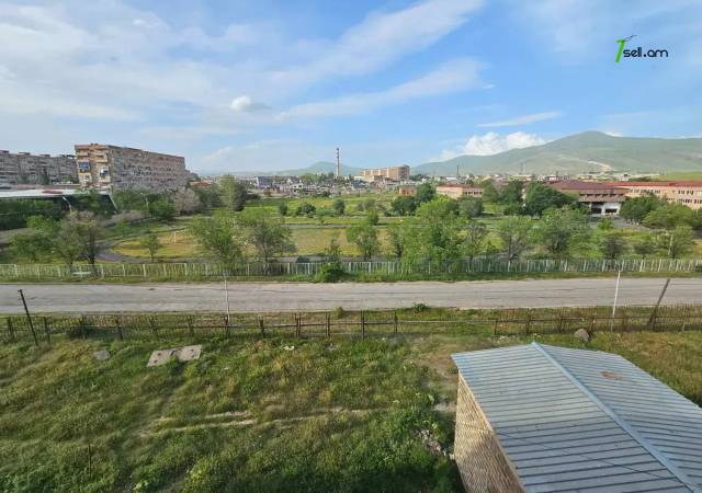 1 սենյականոց բնակարան Պիոներական փողոցում, 18 քմ, նախավերջին հարկ, կապիտալ վերանորոգված, քարե շենք