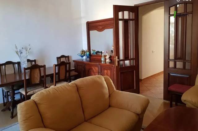 3 սենյականոց բնակարան Բարբյուսի փողոցում, 80 ք.մ., նախավերջին հարկ, կապիտալ վերանորոգված, քարե շենք