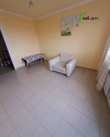 Երկու հարկանի քարե տուն Ադանայի փողոցում կենտրոնում, 170 քմ, 2 սանհանգույց, կոսմետիկ վերանորոգում