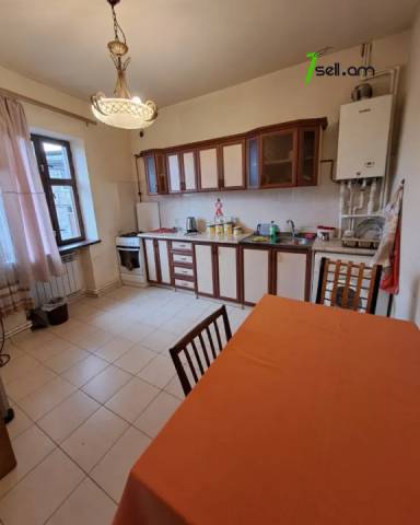 Երկու հարկանի քարե տուն Ադանայի փողոցում կենտրոնում, 170 քմ, 2 սանհանգույց, կոսմետիկ վերանորոգում