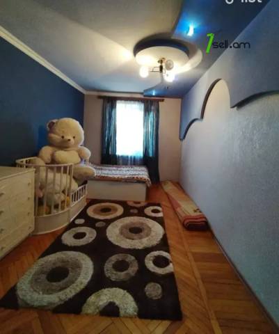 3 սենյականոց բնակարան Դավիթ Բեկի փողոցում, 80 ք.մ., նախավերջին հարկ, եվրովերանորոգված, քարե շենք