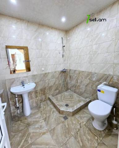 Երեք հարկանի քարե տուն Բագրևանդի փողոցում Նոր Նորքում, 1560 ք.մ., 3+ սանհանգույց