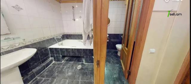 3 սենյականոց բնակարան Պարոնյան փողոցում, 95 ք.մ., 2/4 հարկ, կոսմետիկ վերանորոգում, քարե շենք