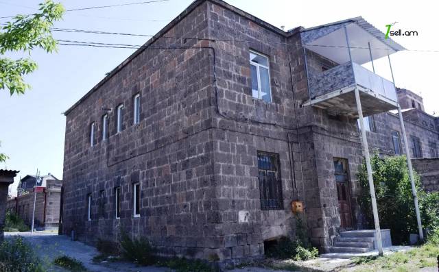 4 սենյականոց բնակարան Ռուսթավելի փողոցում, 100 ք.մ., 2/2 հարկ, 2 սանհանգույց, կապիտալ վերանորոգված