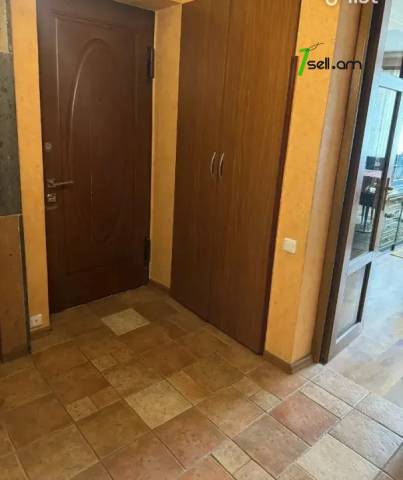 4 սենյականոց բնակարան Ազատության պողոտայում, 109 ք.մ., 2/5 հարկ, կապիտալ վերանորոգված, քարե շենք