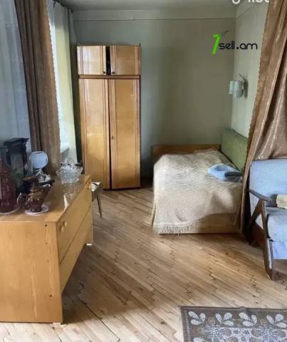 Ընդարձակ 1 սենյականոց բնակարան, Դավիթ Մալյան փողոցի նրբանցք, 57 ք.մ., 2/5 հարկ, քարե շենք