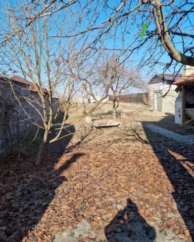 Երկու հարկանի քարե տուն Քեռու փողոցում Ձորաղբյուրում, 1200 քմ, 2 սանհանգույց, եվրովերանորոգված