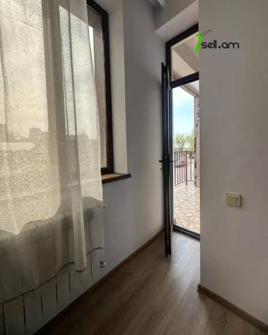 3 սենյականոց բնակարան Մարշալ Խուդյակովի փողոցում, 80 քմ, 2/4 հարկ, 2 սանհանգույց, բարձր առաստաղներ