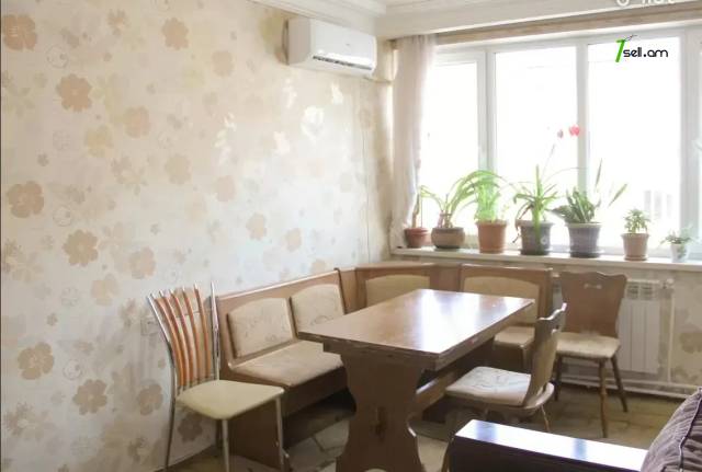 4 սենյականոց բնակարան Դրոյի փողոցում, 96 ք.մ., կապիտալ վերանորոգված, քարե շենք