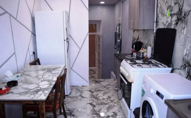 4 սենյականոց բնակարան Ռուսթավելի փողոցում, 100 ք.մ., 2/2 հարկ, 2 սանհանգույց, կապիտալ վերանորոգված