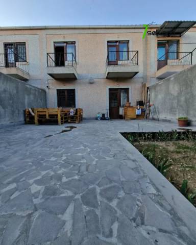 Երկու հարկանի քարե տուն, Գ-1 թաղամաս Աջափնյակում, 300 ք.մ., 2 սանհանգույց, կապիտալ վերանորոգված