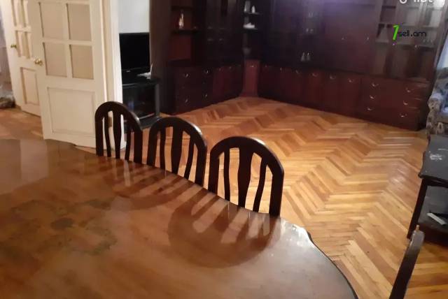 4 սենյականոց բնակարան Ավետիս Ահարոնյան փողոցում, 100 քմ, կոսմետիկ վերանորոգում, քարե շենք