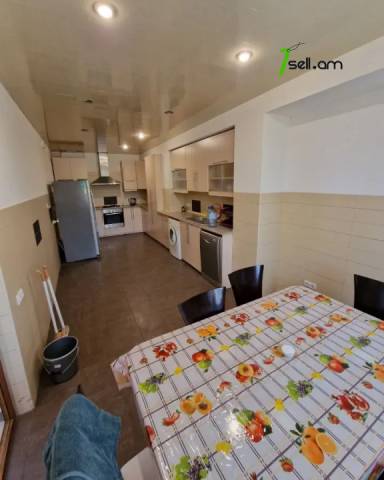 Երկու հարկանի քարե տուն Լուկաշինի փողոցում Աջափնյակում, 300 ք.մ., 3+ սանհանգույց