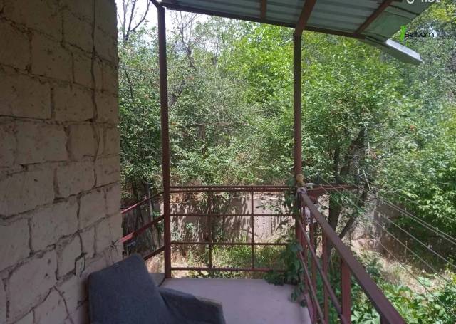 Երեք հարկանի քարե ամառանոց 16-րդ փողոցում Գետամեջում, 148 ք.մ., 2 սանհանգույց, մասնակի վերանորոգում