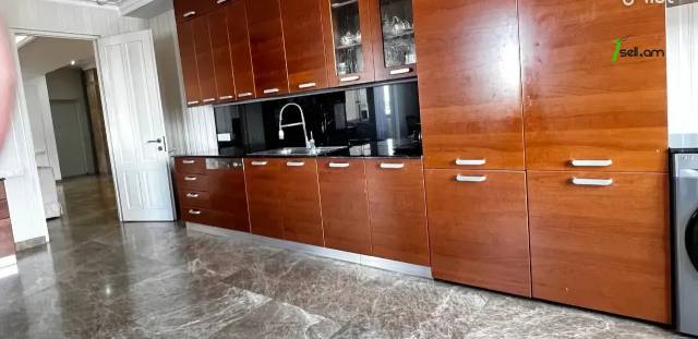 4 սենյականոց բնակարան նորակառույց շենքում Խաչատուր Աբովյանի փողոցում, 200 քմ, 2 սանհանգույց