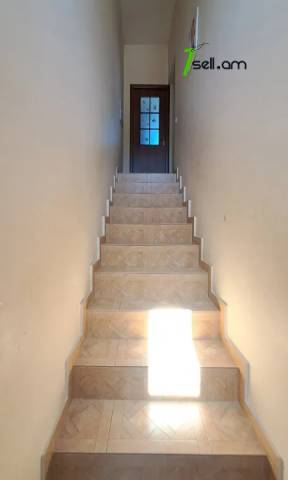 Երկու հարկանի քարե տուն Սասունցի Դավիթ փողոցում Էրեբունիում, 103 քմ, 2 սանհանգույց