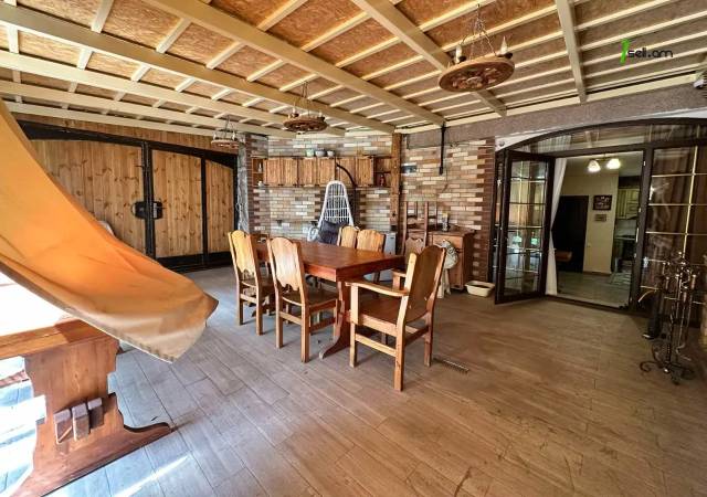 Մեկ հարկանի քարե տուն Սարյանի փողոցում կենտրոնում, 150 ք.մ., 3+ սանհանգույց, կապիտալ վերանորոգված