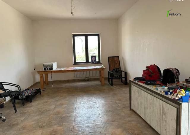 Չորս հարկանի քարե տուն 1-րդ փողոցում Քասախում, 448 ք.մ., 3+ սանհանգույց, մասնակի վերանորոգում