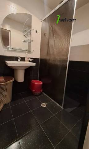3 սենյականոց բնակարան Երվանդ Քոչարի փողոցում, 100 ք.մ., 7/10 հարկ, կոսմետիկ վերանորոգում